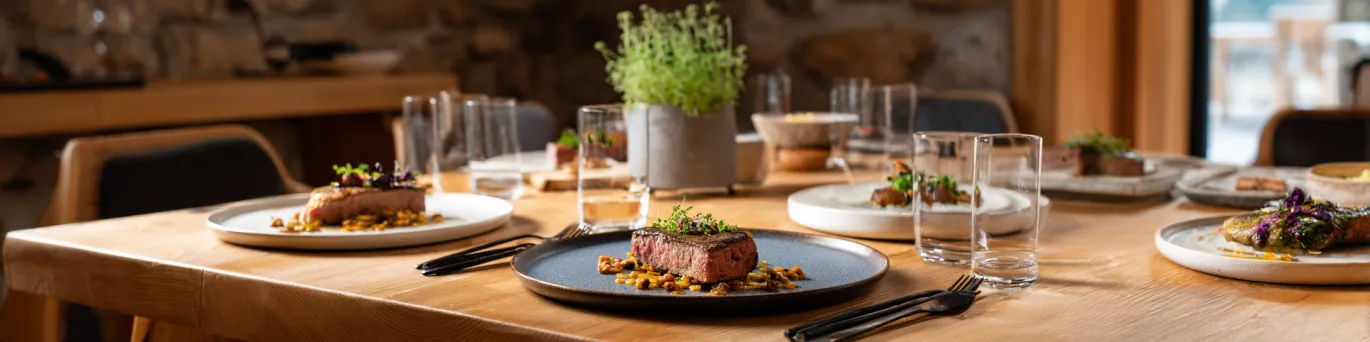 Cuisine andorrane contemporaine mettant en scène des plats montagnards revisités, entre tradition pyrénéenne et créativité locale