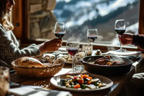 Cuisine andorrane raffinée mêlant traditions espagnoles et françaises, présentée dans des assiettes colorées en montagne